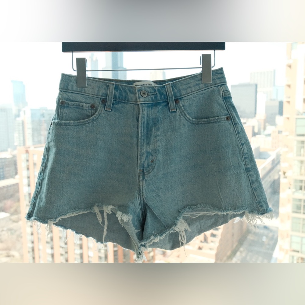 Abercrombie & Fitch 90’s Relaxed Cutoff Short